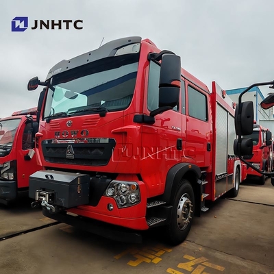 Truk pemadam kebakaran Howo TX 5000L Tanker busa air 4X4 Dengan Truk Crane