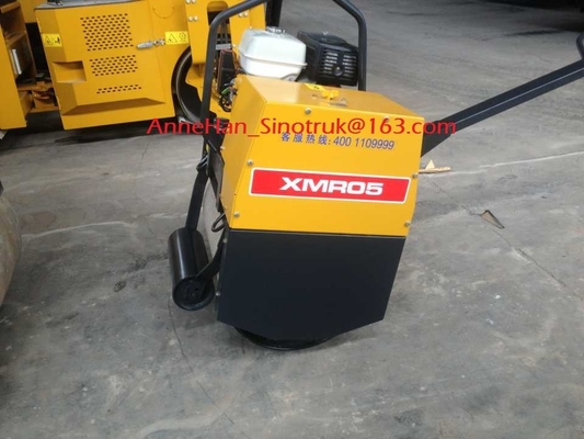 Mengendarai Peralatan Kerja Jalan Kecil Vibratory Roller XMR403 4 Ton Double Drum Roller