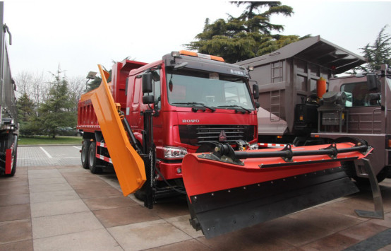 SINOTRUK HOWO7 6 * 4 Truk Kliring Salju HF9 / AC16 Gandar Depan Untuk 25 Ton