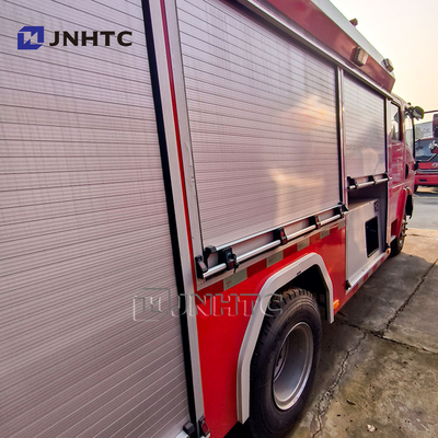 NEW SINOTRUCK Howo 4x2 Light Duty Fire Fighting Truck Dengan Pompa Air Truck Kualitas Tinggi