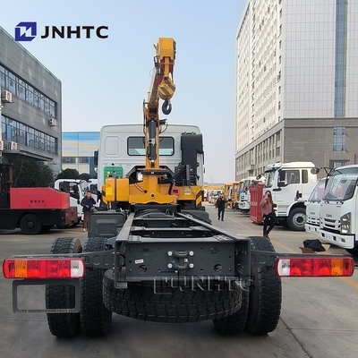Heavy Truck HOWO Diesel Cargo Truck 4x4 6 Wheeler Chassis Dengan Crane Kualitas Tinggi