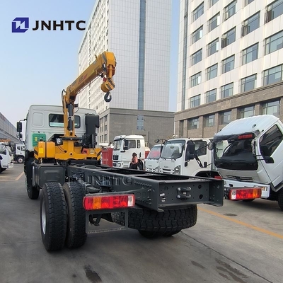 Heavy Truck HOWO Diesel Cargo Truck 4x4 6 Wheeler Chassis Dengan Crane Kualitas Tinggi