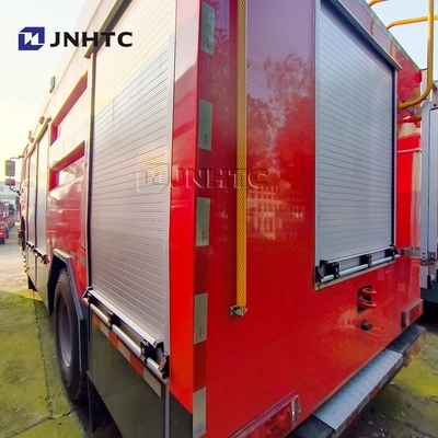 HOWO 4*4 Truk Pemadam Kebakaran HOWO 5000L Tanker Bubuk Air Truk Pemadam Kebakaran Truk Pemadam Kebakaran Mini