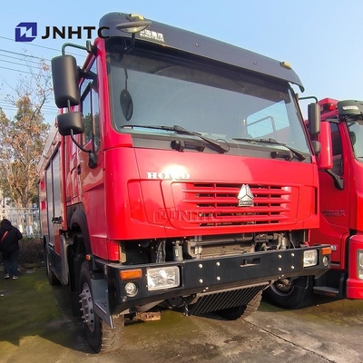HOWO 4*4 Truk Pemadam Kebakaran HOWO 5000L Tanker Bubuk Air Truk Pemadam Kebakaran Truk Pemadam Kebakaran Mini