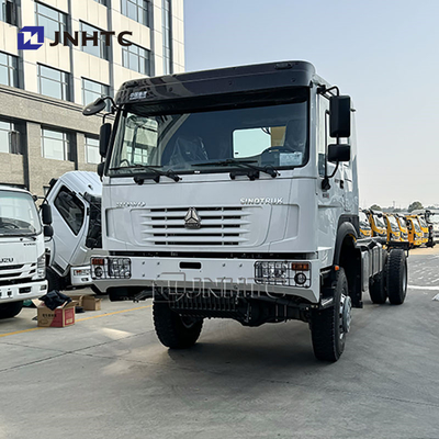 SINOTRUK HOWO Diesel Cargo Truck 4x4 6 Wheeler Chassis Dengan Crane Harga Murah