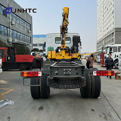 SINOTRUK HOWO Diesel Cargo Truck 4x4 6 Wheeler Chassis Dengan Crane Harga Murah
