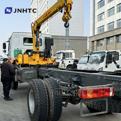 SINOTRUK HOWO Diesel Cargo Truck 4x4 6 Wheeler Chassis Dengan Crane Harga Murah
