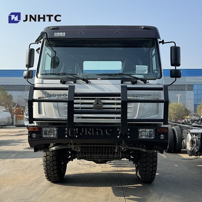 SINOTRUK HOWO 4X4 Pengangkutan Kargo Transmisi Berat Truk Sasis Harga yang baik