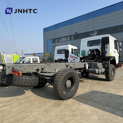 SINOTRUK HOWO 4X4 Pengangkutan Kargo Transmisi Berat Truk Sasis Harga yang baik