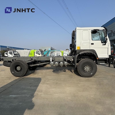 SINOTRUK HOWO 4X4 Pengangkutan Kargo Transmisi Berat Truk Sasis Harga yang baik