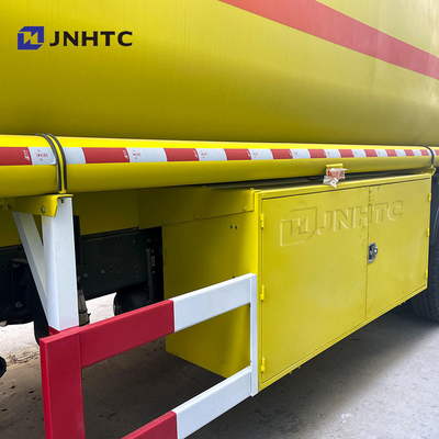 Sinotruk Howo Oil Tank Truck 8X4 400HP LHD Diesel Fuel Oil Tanker Pengiriman