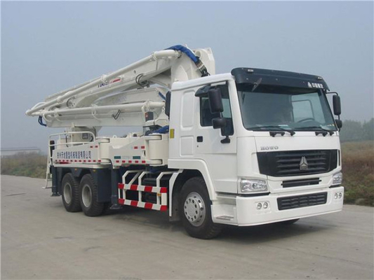 Keselamatan Kontrol Elektronik Pompa Beton Truk Stabilitas Yang Kuat Dengan HOWO Chassis
