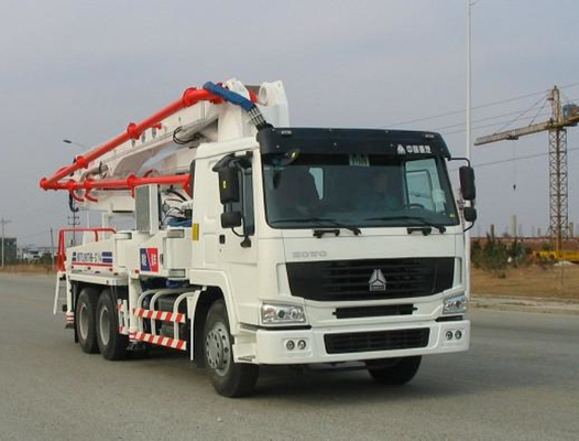 Keselamatan Kontrol Elektronik Pompa Beton Truk Stabilitas Yang Kuat Dengan HOWO Chassis