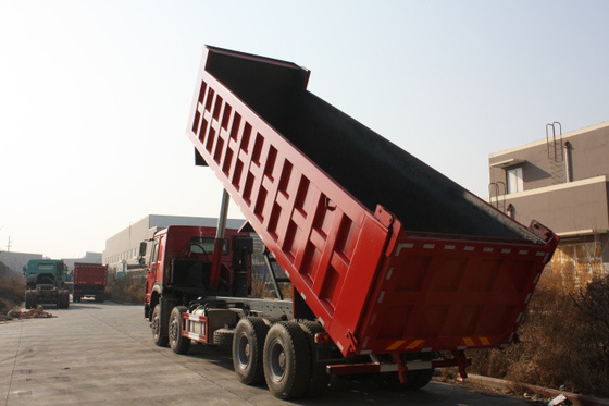 50T 12 Roda Merah Sinotruk Howo 8x4 Heavy Duty Dump Truck Dengan Kapasitas 30M3 LHD