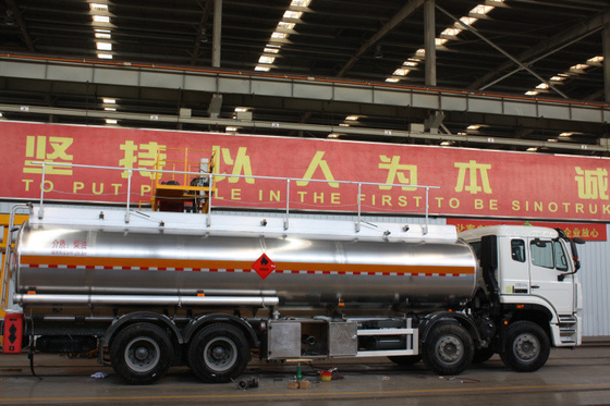 Truk Bubuk Massal Sinotruk Hohan, Keselamatan 30m3 8x4 371 Hp Fuel Oil Truck