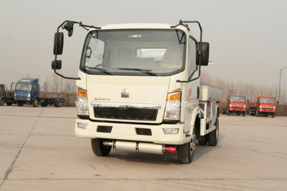 Howo 4 × 2 Oil Tanker Lorry / Tugas Ringan Keselamatan Tinggi Bahan Bakar Transportasi Truk 8280 KGS