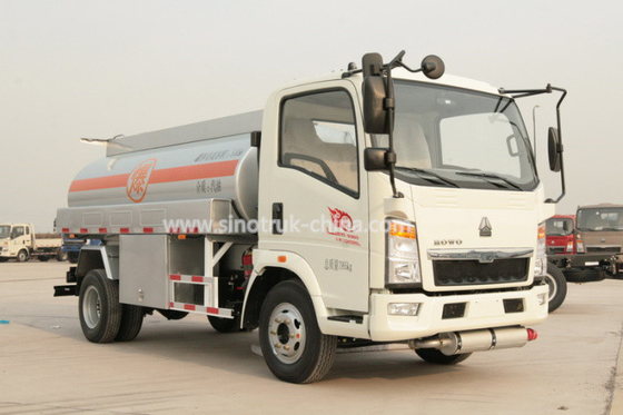 Howo 4 × 2 Oil Tanker Lorry / Tugas Ringan Keselamatan Tinggi Bahan Bakar Transportasi Truk 8280 KGS