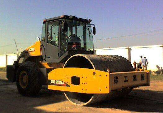 20t Tunggal Drum Vibratory Road Roller Untuk Jalan Bangunan Dan Diperbaiki XS202J