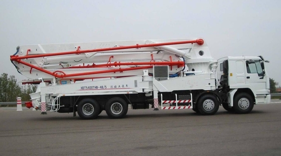 8 × 4 HOWO Cement Pump Truck / Beton Boom Pump Truck Untuk Konstruksi