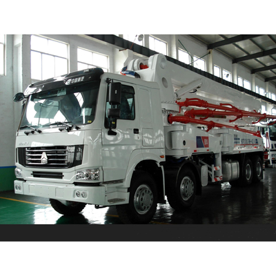 8 × 4 HOWO Cement Pump Truck / Beton Boom Pump Truck Untuk Konstruksi