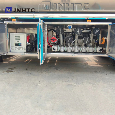 Sinotruk Howo Tanker Bahan Bakar Truk 6 Roda Aluminium Alloy 10000 Liter Dengan Dispenser Tanker Minyak Truk