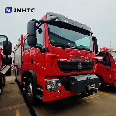 Truk pemadam kebakaran Howo TX 5000L Tanker busa air 4X4 Dengan Truk Crane