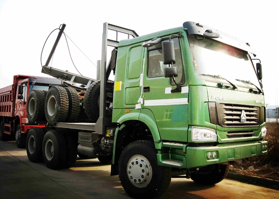 Mengemudi Tangan Kanan 6 * 6 400l Log Carrier Truck Merek Sinotruk Howo Dengan Warna Apa Pun
