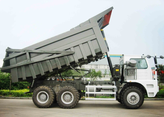 SINOTRUK HOWO 6 * 4 371HP Penambangan Truk Dump 70 Ton Untuk Bisnis Konstruksi
