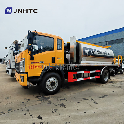 Hot Emulsified HOWO 7000 liter Aspal Distributor Truk Spreader Bitumen Spraying Truk