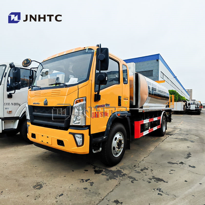 Hot Emulsified HOWO 7000 liter Aspal Distributor Truk Spreader Bitumen Spraying Truk