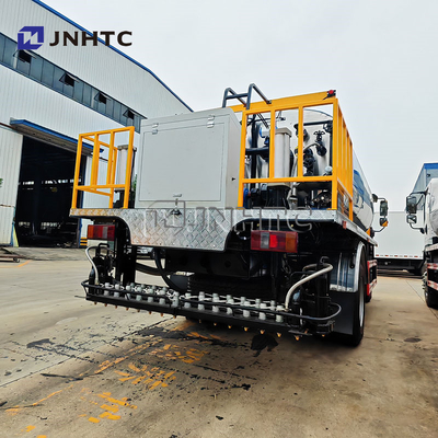 Hot Emulsified HOWO 7000 liter Aspal Distributor Truk Spreader Bitumen Spraying Truk