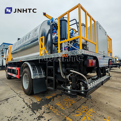 Hot Emulsified HOWO 7000 liter Aspal Distributor Truk Spreader Bitumen Spraying Truk