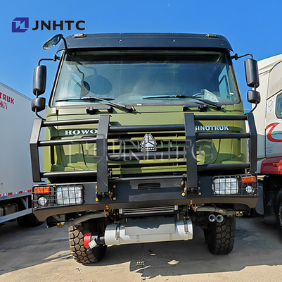 Howo Oil Tanker Trucks 4X4 All Wheel Drive Transportasi bahan bakar Bahan bakar Tanker Trucks
