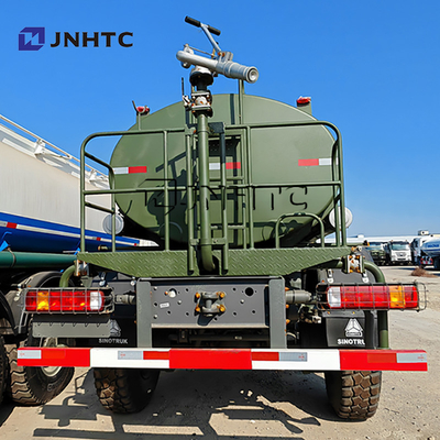 Howo Oil Tanker Trucks 4X4 All Wheel Drive Transportasi bahan bakar Bahan bakar Tanker Trucks