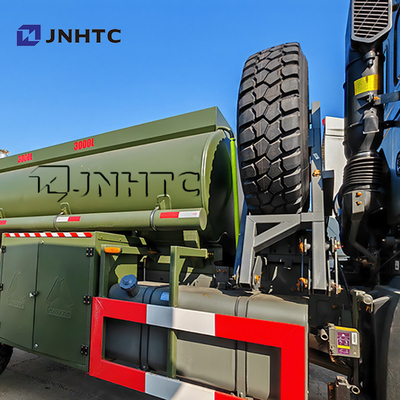 Howo Oil Tanker Trucks 4X4 All Wheel Drive Transportasi bahan bakar Bahan bakar Tanker Trucks