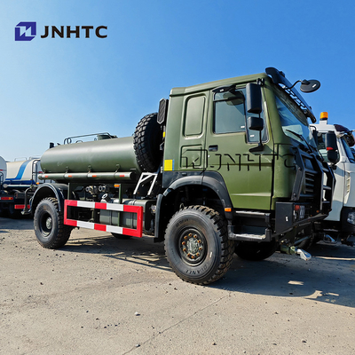 Howo Oil Tanker Trucks 4X4 All Wheel Drive Transportasi bahan bakar Bahan bakar Tanker Trucks