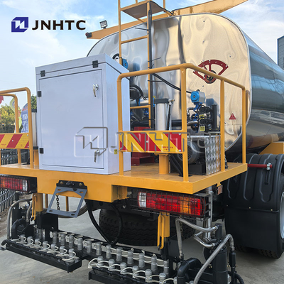 HOWO 4X2 Trailer konstruksi jalan aspal truk distributor dengan semprotan bar untuk aspal priming