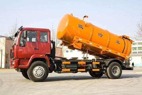 Tilt Steering Wheel Vacuum Sewage Suction Truck / Pembersihan Limbah Truck