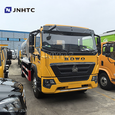 HOWO Mesin konstruksi jalan otomatis Aspal Distributor Bitumen Distributor Aspal Semprot Truk