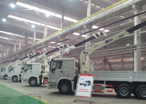 SINOTRUK HOWO Truck Mounted Crane / Truck Mounted Jib Crane Untuk Konstruksi