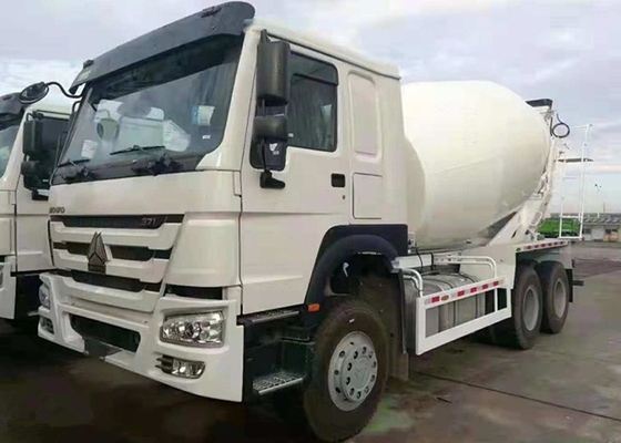 Mesin Mixer Beton Big Horsepower Warna Putih 6 x 4 Tipe Tiga Gandar