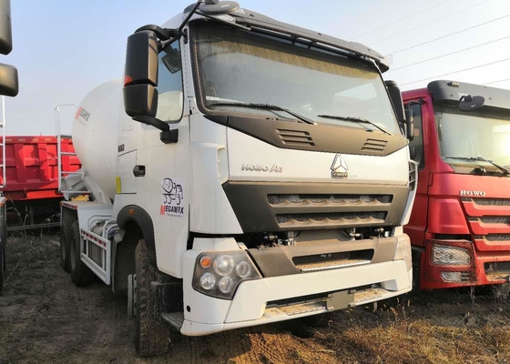 Howo Cement Truck Mixer. Memuat Diri Campuran Truck Beton 6 * 4 Tipe Drive
