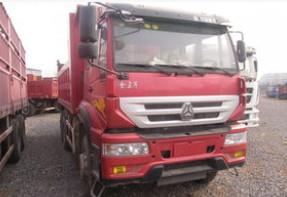 SINOTRUK SWZ 6X4 Heavy Cargo Truck Steel Merah Putih Hitam Warna Jenis Bahan Bakar Diesel