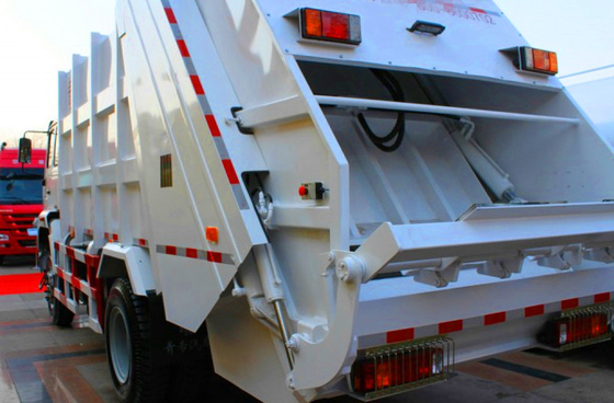Warna Putih 12m3 Truk Pemadat Sampah SINOTRUK HOWO 4x2 6000L Volume