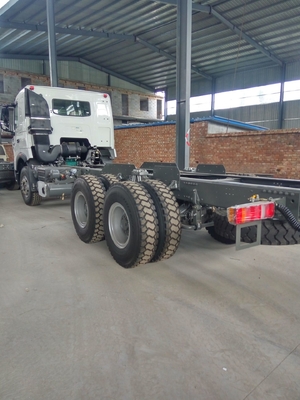 SINOTRUK HOWO Dropside Cargo Kendaraan Komersial Truk Chassis LHD 6X4 371HP