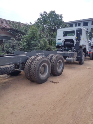 SINOTRUK HOWO Dropside Cargo Kendaraan Komersial Truk Chassis LHD 6X4 371HP