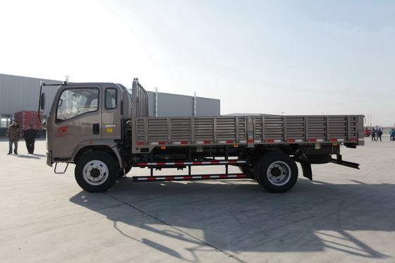 HOWO 4x2 Ringan Truk Komersial Penghematan Bahan Bakar Warna Coklat 160hp 8.2t Gandar Belakang