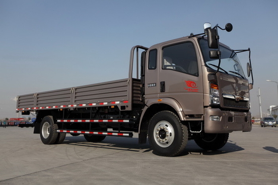 HOWO 4x2 Ringan Truk Komersial Penghematan Bahan Bakar Warna Coklat 160hp 8.2t Gandar Belakang