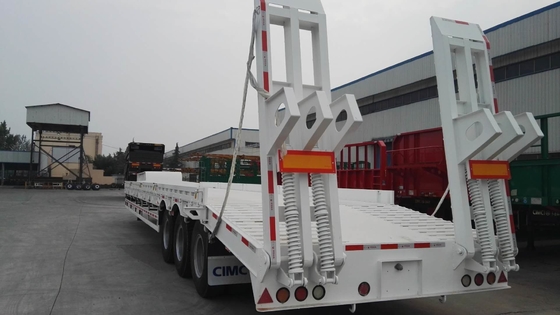 3 Axle Low Bed Semi Trailer Warna Merah Dengan Gandar Kemudi Mandiri dan Ramp Hidraulik