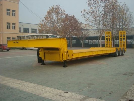 3 Axle Low Bed Semi Trailer Warna Merah Dengan Gandar Kemudi Mandiri dan Ramp Hidraulik